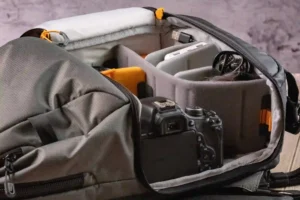 Main compartment and gear dividers of the LowePro Fastback bp 250 aw III camera bag.