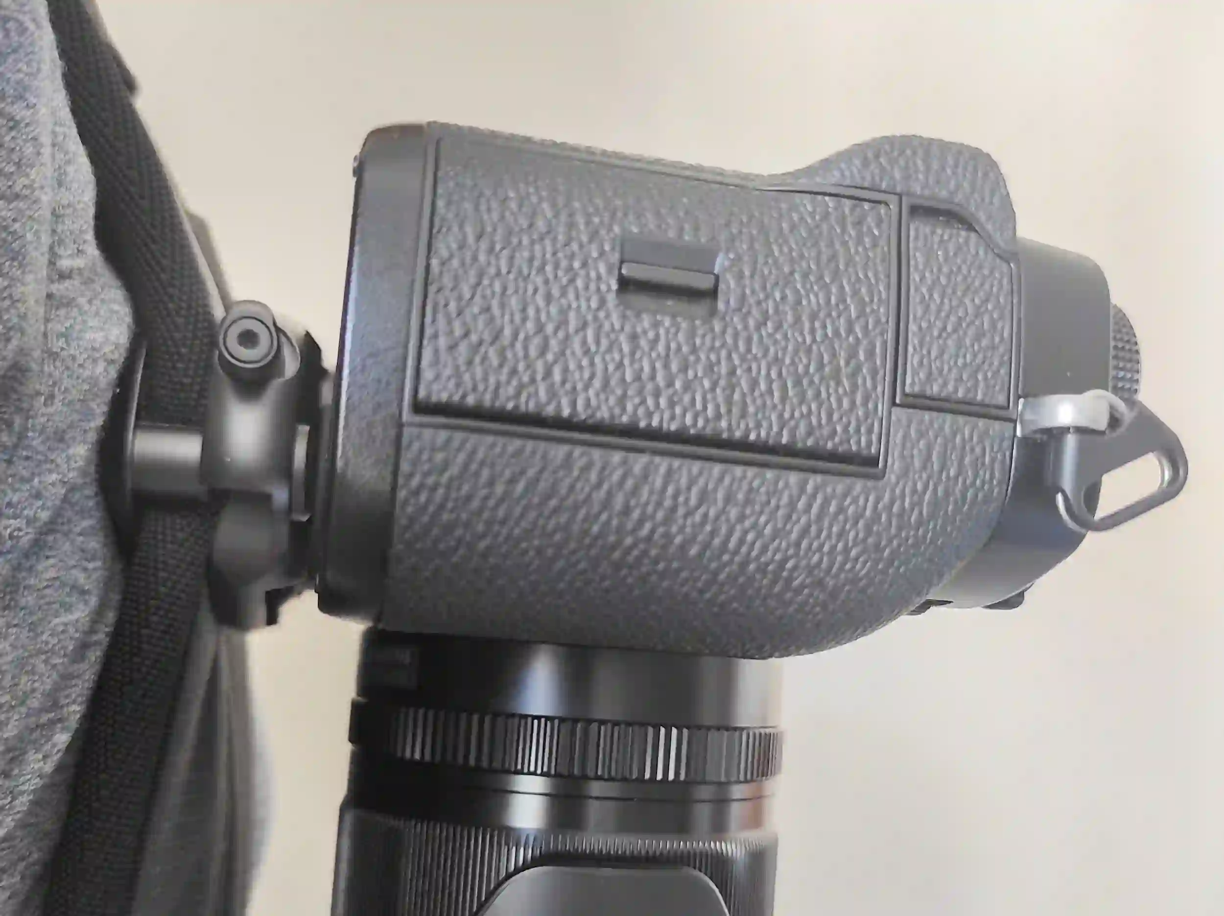 A DSLR camera secured to the Peak Design Camera Clip V3.