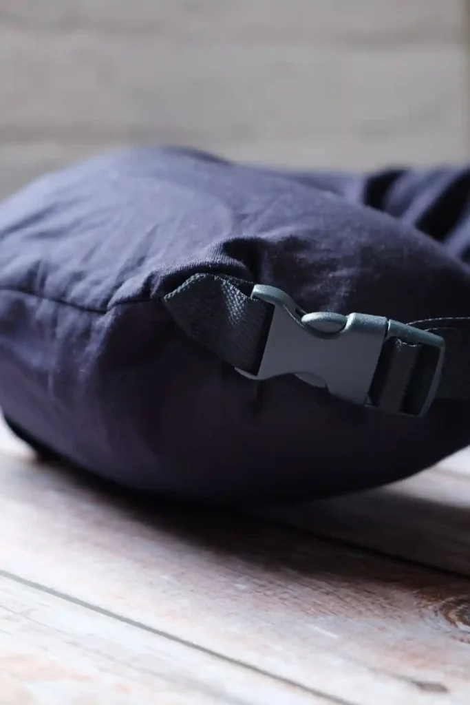 Close-up of the clasp of the LayOn Magic Neck Pillow