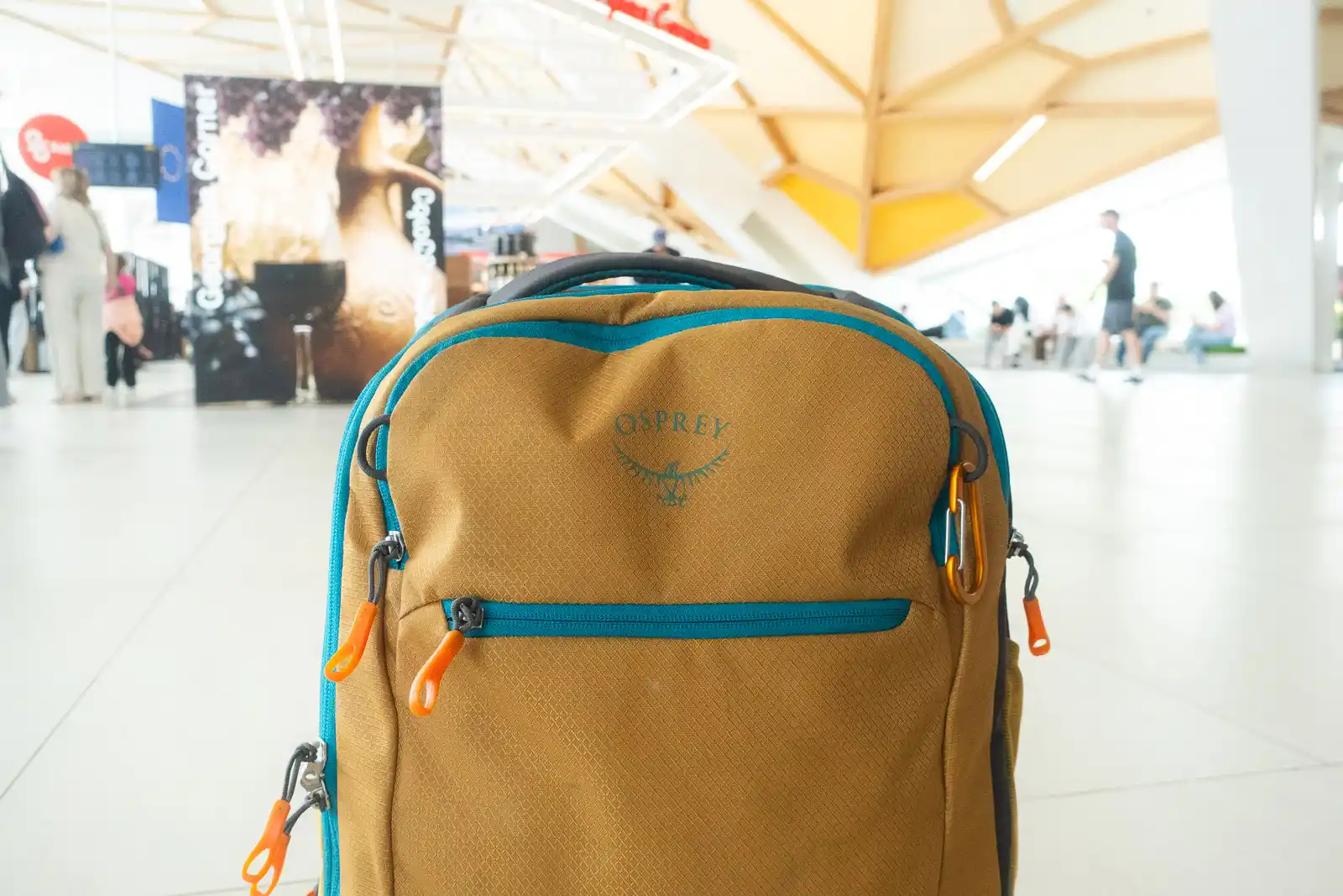 Osprey Daylite 26+6 Backpack Front Zipper and Logo.