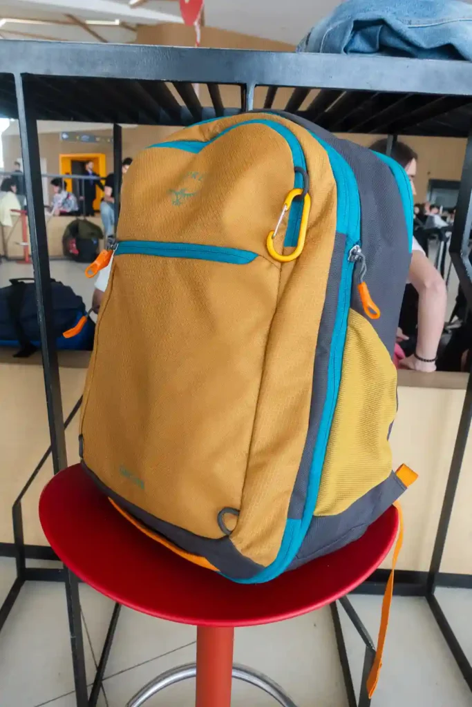 Osprey Daylite 26+6 backpack front and side panel.