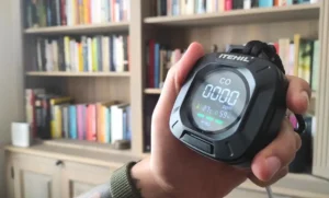 A closeup of the Itehil Portable CO detector with the display on.